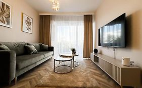 Balcony & Parking, Modern Elegant Apartment! Near Tram